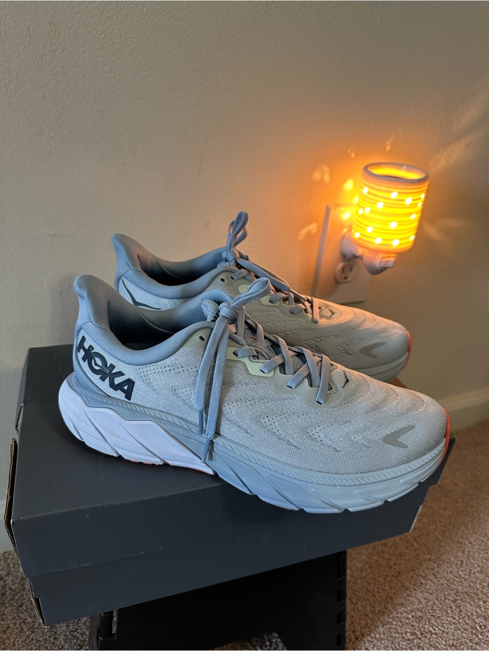 Hoka Arahi 6, Women’s Gray and Coral Accent Sneakers. Size 9.5